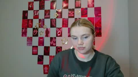 Snapshot of leyla_le chatting on November 2025 07:52:02 AM Leyla online show from November 2025 07:52:02 AM