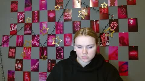 Snapshot of leyla_le chatting on December 2025 08:10:01 AM Leyla online show from December 2025 08:10:01 AM