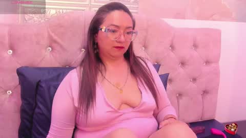 Leyla smithh online show from September 2025 12:31:02 PM