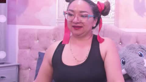 Leyla smithh online show from October 2025 01:03:02 PM
