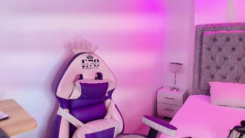 Lia  online show from June 2026 04:00:01 AM