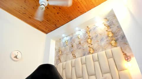 lia_mariana online show from December 2025 06:24:02 PM