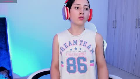 Snapshot of lia_queen610 chatting on February 2025 12:53:02 AM Little Queen Lia online show from February 2025 12:53:02 AM