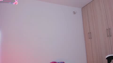 Snapshot of lia_queen610 chatting on February 2025 11:55:02 PM Little Queen Lia online show from February 2025 11:55:02 PM