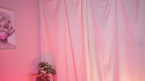 Lia  online show from April 2026 12:33:02 PM