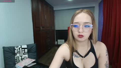 Snapshot of liaroberts1 chatting on December 2024 11:07:01 PM Lia Roberts online show from December 2024 11:07:01 PM