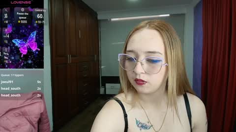 Snapshot of liaroberts1 chatting on December 2024 09:17:01 PM Lia Roberts online show from December 2024 09:17:01 PM