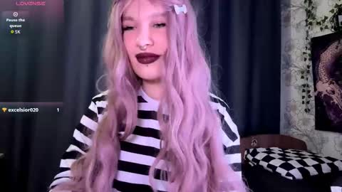 Lola online show from October 2025 07:38:01 PM