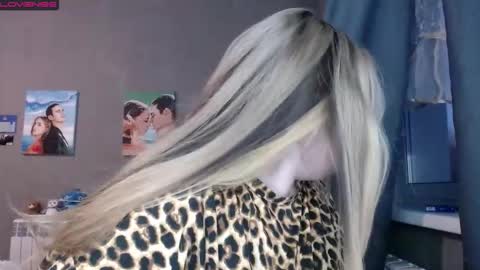 light_lunaa online show from September 2025 01:01:01 PM