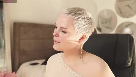 likaaberry online show from September 2025 12:28:01 PM