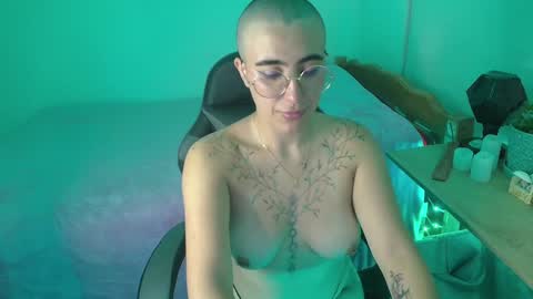 Snapshot of lil__cat chatting on January 2025 01:27:01 AM im MIA -- MY OF is catsito3 online show from January 2025 01:27:01 AM