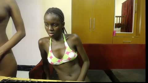 Snapshot of lil_doll_melanin chatting on April 2026 05:00:02 AM Uni online show from April 2026 05:00:02 AM