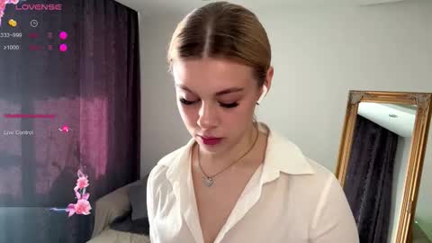 Elisa  online show from October 2025 10:14:01 AM