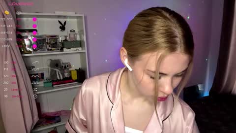 Elisa  online show from November 2025 11:42:02 AM