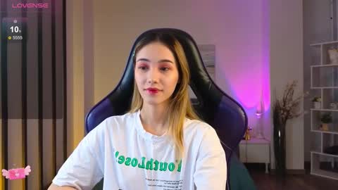 Snapshot of lilcatalia chatting on November 2025 10:03:01 AM Hi im Yuki online show from November 2025 10:03:01 AM