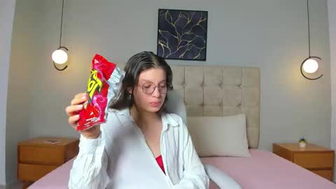 Snapshot of lilie_petite chatting on December 2025 11:24:01 PM Lilie online show from December 2025 11:24:01 PM