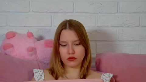 LiliLinn online show from May 2026 02:45:01 PM