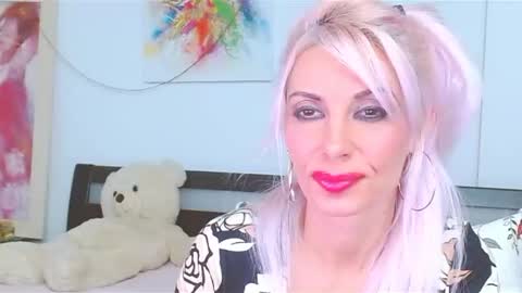 Lara online show from October 2025 09:14:02 PM