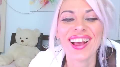 Lara online show from November 2025 08:30:02 PM