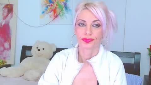 Lara online show from December 2025 03:37:02 AM