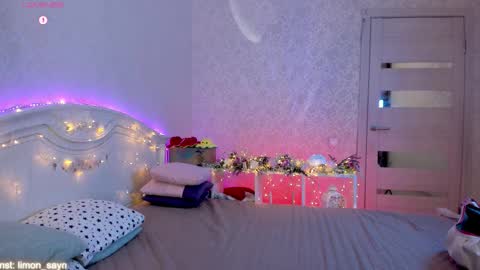 Snapshot of lillimooore chatting on October 2025 11:45:02 PM LilliMoore online show from October 2025 11:45:02 PM