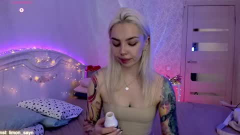 Snapshot of lillimooore chatting on October 2025 01:04:02 AM LilliMoore online show from October 2025 01:04:02 AM