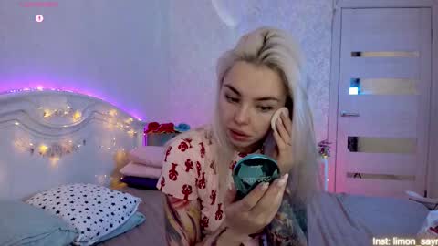 Snapshot of lillimooore chatting on October 2025 11:47:02 PM LilliMoore online show from October 2025 11:47:02 PM