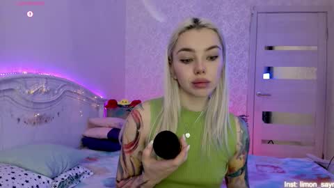 Snapshot of lillimooore chatting on October 2025 11:40:01 PM LilliMoore online show from October 2025 11:40:01 PM