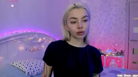 Snapshot of lillimooore chatting on November 2025 11:48:01 PM LilliMoore online show from November 2025 11:48:01 PM