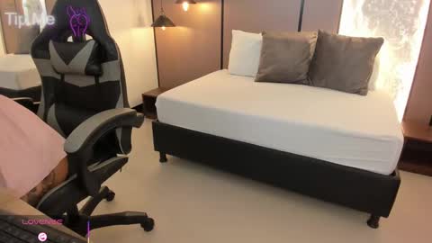 L I L L Y online show from September 2025 12:21:02 PM