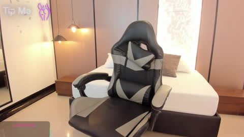 L I L L Y online show from October 2025 12:27:01 PM