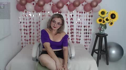 Snapshot of lilly_milf chatting on January 2026 01:27:01 PM Lilly online show from January 2026 01:27:01 PM