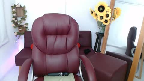 Snapshot of lilly_milf chatting on July 2026 04:07:02 PM Lilly online show from July 2026 04:07:02 PM