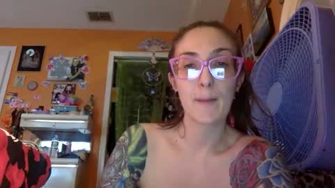 Snapshot of lillylushabae chatting on February 2026 10:13:02 PM hi guys im back on here 3 online show from February 2026 10:13:02 PM