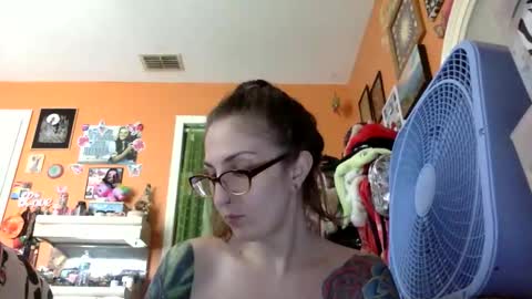 Snapshot of lillylushabae chatting on April 2026 09:04:01 PM hi guys im back on here 3 online show from April 2026 09:04:01 PM