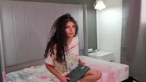 lily_cherry0 online show from March 2025 04:39:02 PM