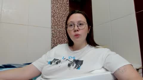 Snapshot of lily_cheys chatting on October 2025 06:29:01 PM Lily Chays online show from October 2025 06:29:01 PM