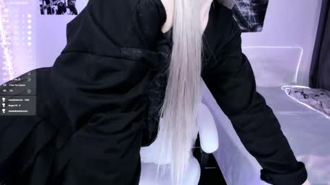 Snapshot of lily_weep chatting on December 2025 02:50:01 AM Lily online show from December 2025 02:50:01 AM