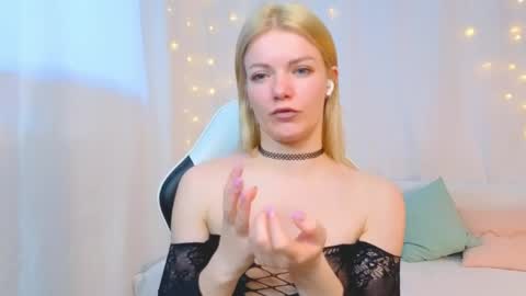 lilydavisss online show from April 2026 02:47:02 AM