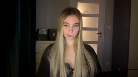Snapshot of lilysweetgirl chatting on April 2026 05:43:02 PM Lily online show from April 2026 05:43:02 PM