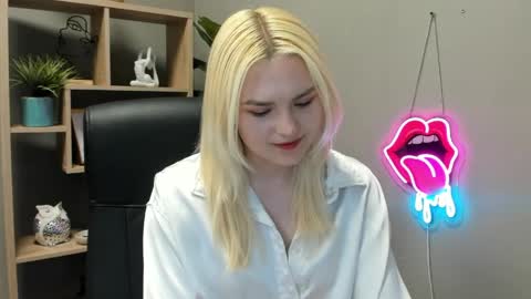 Lily online show from May 2026 01:39:02 PM