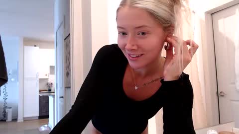 Snapshot of lilyyymonroee chatting on October 2025 07:31:02 PM Lily Monroe online show from October 2025 07:31:02 PM