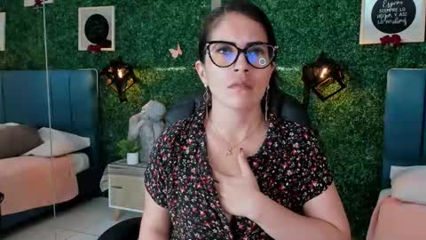 Lina  online show from October 2025 11:32:02 AM