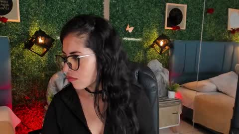 Lina  online show from December 2025 11:59:02 AM