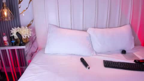 linakatelles online show from March 2026 06:22:01 PM