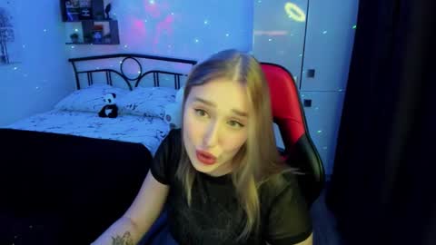 Lina online show from October 2025 09:49:02 PM