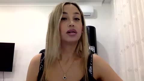 Snapshot of linavora chatting on November 2025 07:46:02 PM linavora online show from November 2025 07:46:02 PM