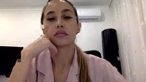 Snapshot of linavora chatting on December 2025 01:53:01 PM linavora online show from December 2025 01:53:01 PM