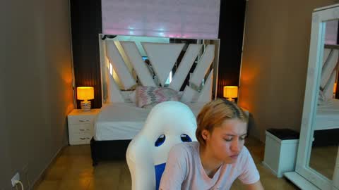  Linda  online show from January 2025 01:12:01 PM