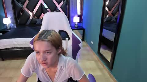  Linda  online show from February 2025 06:41:01 PM